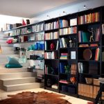 bibliothèque dans l'escalier