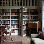 bibliothèque avec couloir