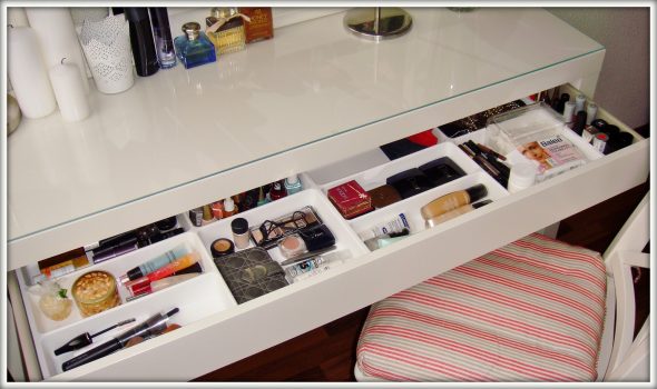 commode avec des sections pour les cosmétiques