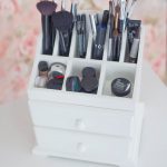 commode pour cosmétiques et pinceaux