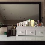 commode pour les cosmétiques dans la chambre