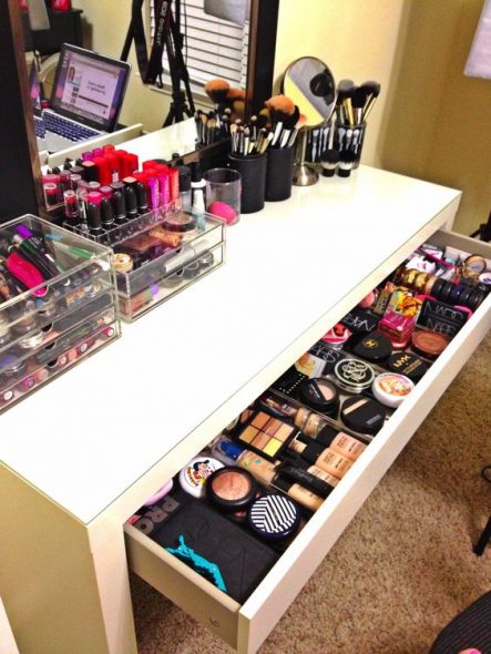 Commode pour cosmétiques avec une boîte