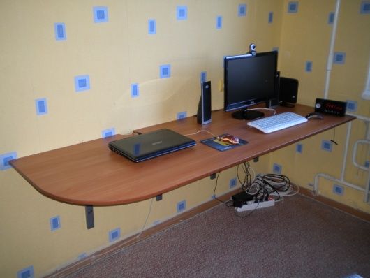 bureau d'ordinateur sans jambes