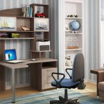 bureau d'ordinateur à l'intérieur de la pièce