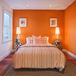 une couleur contrastante pour les murs, le sol et le plafond
