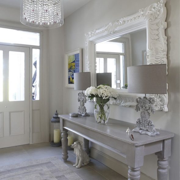 beau miroir dans le couloir