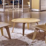 chaises et table en contreplaqué