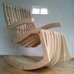 chaise en contreplaqué à l'intérieur