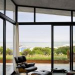 chaise avec repose-pieds à la maison