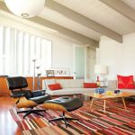 fauteuil avec repose-pieds dans le design du salon