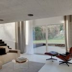 fauteuil avec repose-pieds dans le salon