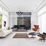 fauteuil avec repose-pieds dans un intérieur moderne