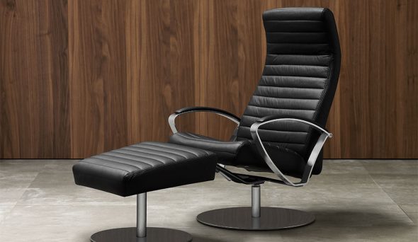 chaise avec repose-pieds