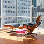 fauteuil avec repose-pieds à l'intérieur