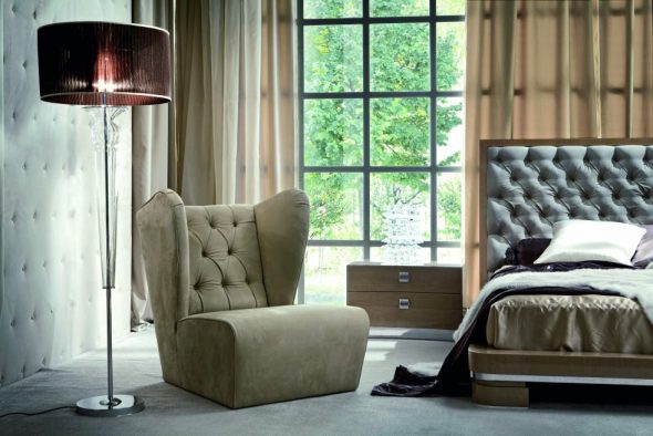 chaise anglaise près de la fenêtre
