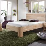lit en bois dans la chambre