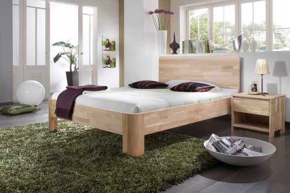 lit en bois dans la chambre