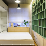 placard de lit dans une petite chambre