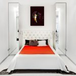 lit double dans une chambre étroite