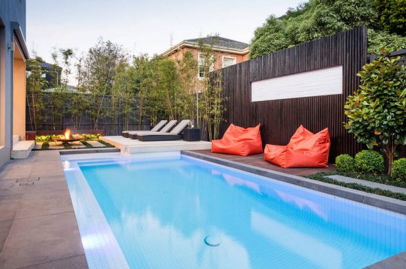 meubles sans cadre au bord de la piscine