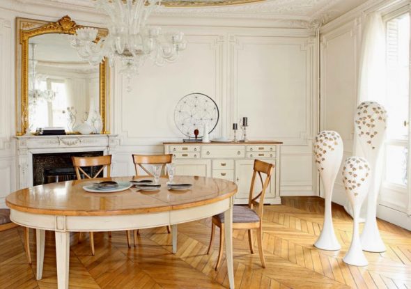 table à manger au centre de la pièce