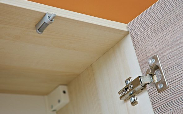 charnières sur les portes des armoires