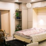 placard de lit dans une petite chambre