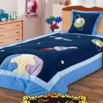 des couvertures sur le lit pour le garçon avec leurs propres mains