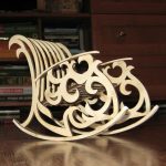 chaise sculptée en contreplaqué