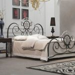 chambre avec lit forgé