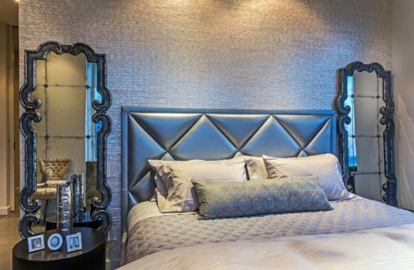 chambre à coucher avec miroirs