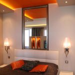 chambre avec miroir au dessus du lit