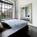 chambre avec miroir en face du lit