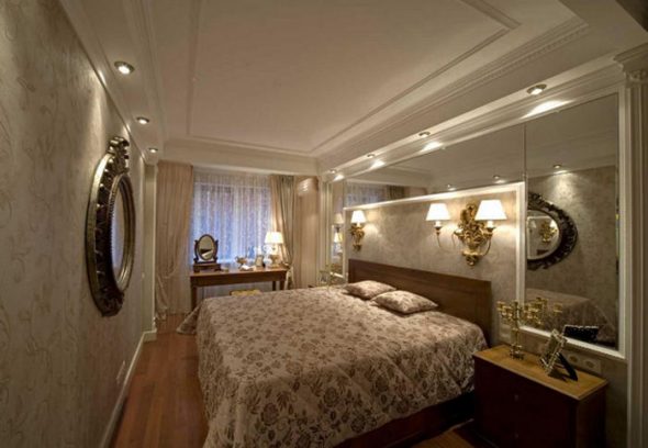 chambre avec miroir à l'intérieur