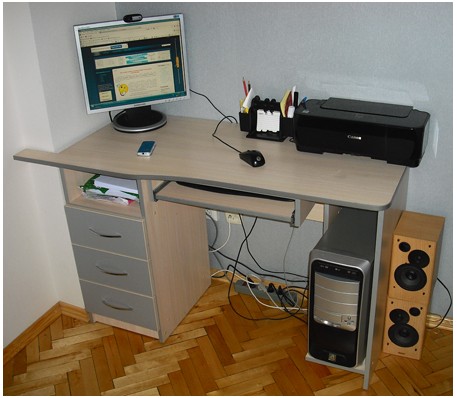 bureau d'ordinateur avec ses propres mains droites