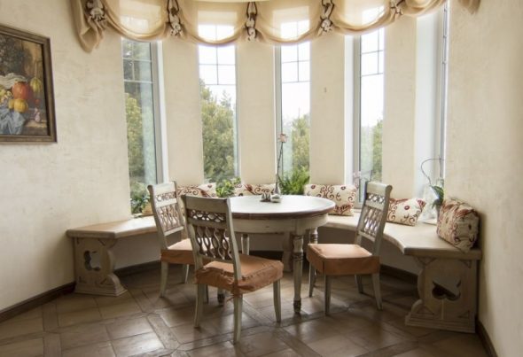 table par la fenêtre