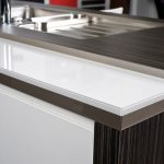 le plateau est blanc brun