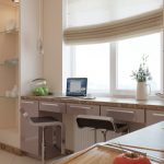 dessus de table près du rebord de la fenêtre
