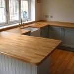 dessus de table le long des murs