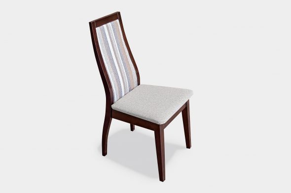 chaise en bois avec un dossier doux