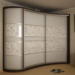 Armario de esquina con puertas radiales en el salón.