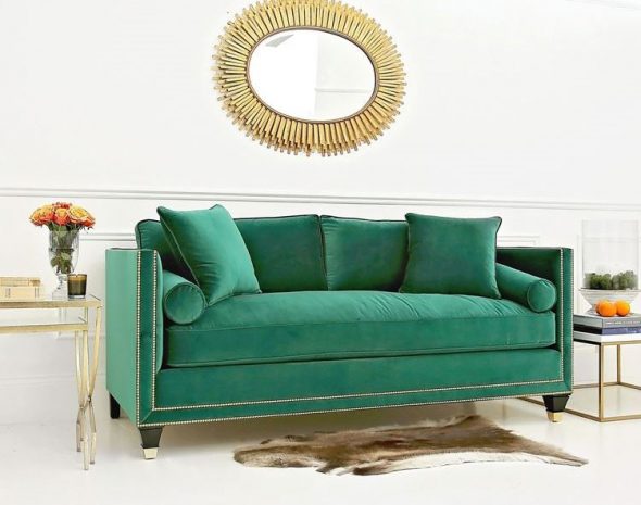 canapé vert à l'intérieur de la maison
