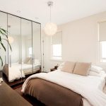 miroirs à l'intérieur de la chambre