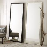miroirs dans le couloir contre le mur