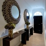 miroirs dans le couloir rond