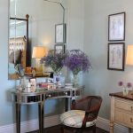miroir et table dans la chambre
