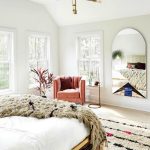 miroir sur le mur dans la chambre