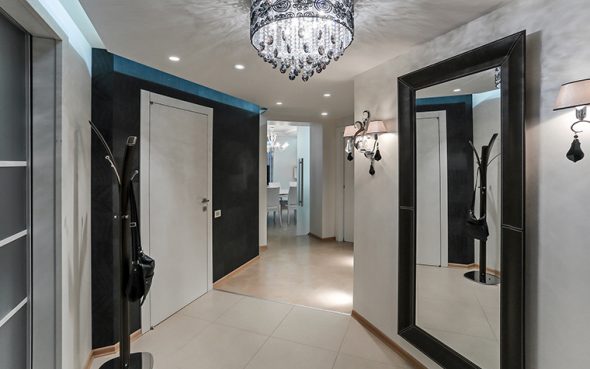 miroir devant la porte d'entrée