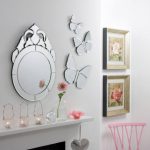 miroir dans le couloir avec décor