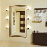 miroir dans le couloir avec des lumières